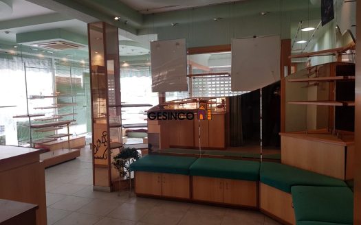 CHAFLÁN CON GRANDES ESCAPARATES EN VENTA O ALQUILER