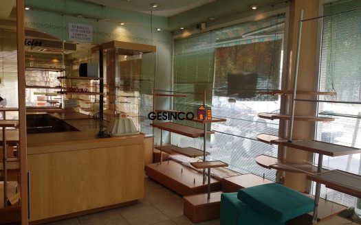 CHAFLÁN CON GRANDES ESCAPARATES EN VENTA O ALQUILER