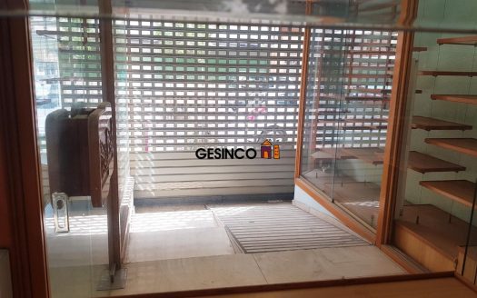 CHAFLÁN CON GRANDES ESCAPARATES EN VENTA O ALQUILER