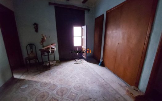 CASA PARA REFORMAR CON AMPLIA FACHADA