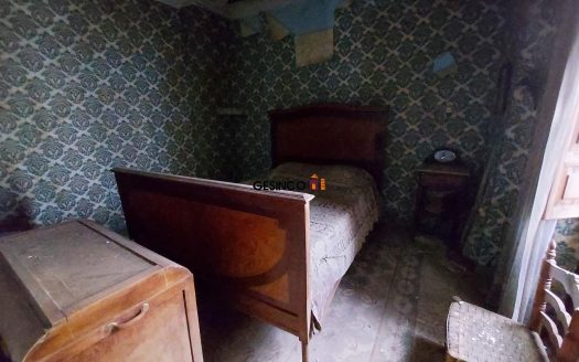 CASA PARA REFORMAR CON AMPLIA FACHADA