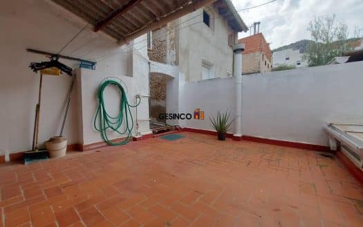 CASA CON PATIO Y TERRAZAS, MUY BIEN SITUADA