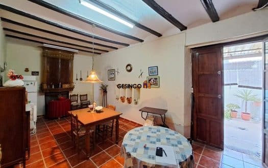 CASA DE PUEBLO CON PATIO Y BUHARDILLA EN CERDÁ