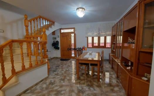 CASA CON PATIO Y TERRAZAS, MUY BIEN SITUADA