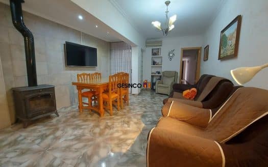 CASA CON PATIO Y TERRAZAS, MUY BIEN SITUADA