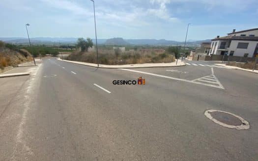 SOLAR RESIDENCIAL RECAYENTE A CUATRO CALLES