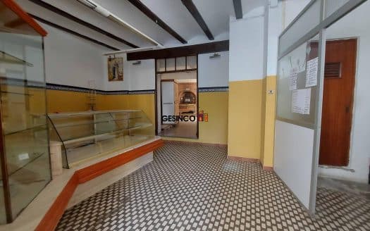 CASA DE PUEBLO CON FACHADA A DOS CALLES