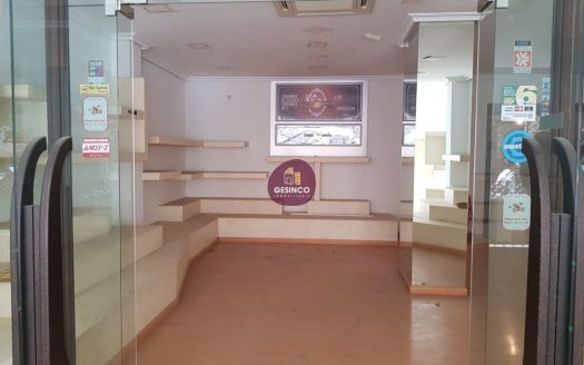 LOCAL COMERCIAL CON GRANDES ESCAPARATES EN ALQUILER