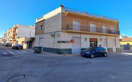 CASA DE PUEBLO CON PATIO, TERRAZAS…