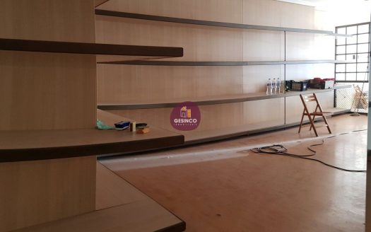 LOCAL COMERCIAL CON GRANDES ESCAPARATES EN ALQUILER