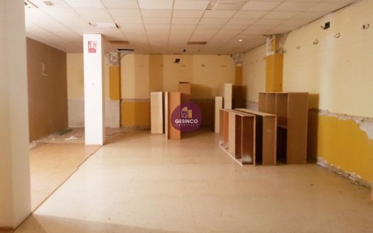 LOCAL COMERCIAL CON GRANDES ESCAPARATES EN ALQUILER