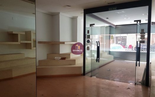 LOCAL COMERCIAL CON GRANDES ESCAPARATES EN ALQUILER