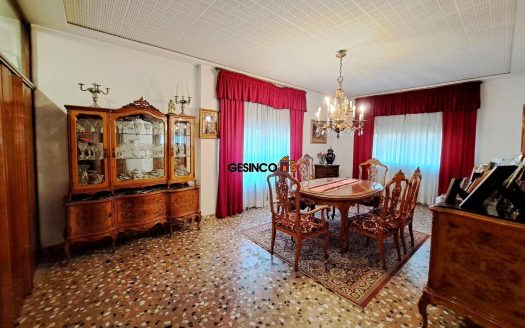 CASA DE PUEBLO CON PATIO, TERRAZAS…