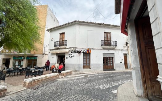 VIVIENDA CON LOCAL COMERCIAL EN CHAFLÁN