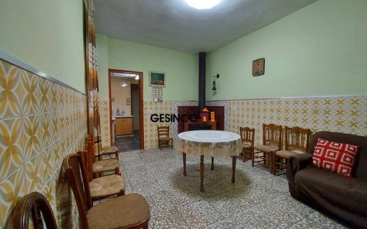 CASA DE PUEBLO CON MUCHAS POSIBILIDADES ¡¡NEGOCIABLE!!