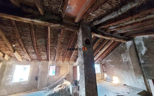 CASA PARA REFORMAR CON AMPLIA FACHADA