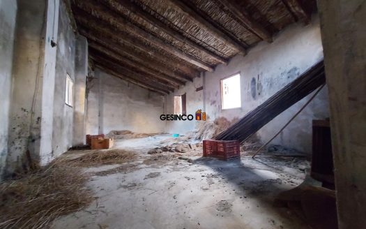 CASA PARA REFORMAR CON AMPLIA FACHADA