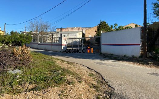 PARCELA DE 2200 m² CON DOS NAVES CONSTRUIDAS