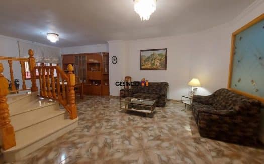 CASA CON PATIO Y TERRAZAS, MUY BIEN SITUADA
