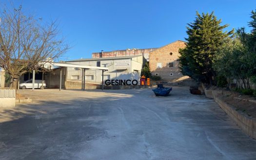 PARCELA DE 2200 m² CON DOS NAVES CONSTRUIDAS