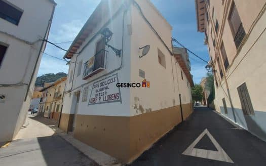 CASA DE PUEBLO CON FACHADA A DOS CALLES