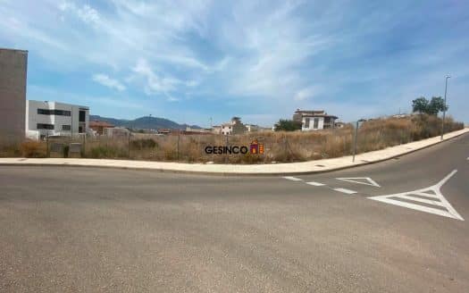 SOLAR RESIDENCIAL RECAYENTE A CUATRO CALLES