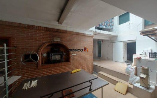 CASA DE PUEBLO CON FACHADA A DOS CALLES