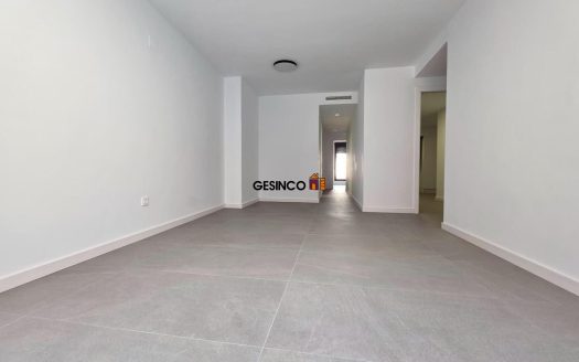 EXCELENTE PISO SIN AMUEBLAR CON TERRAZA EN ALQUILER