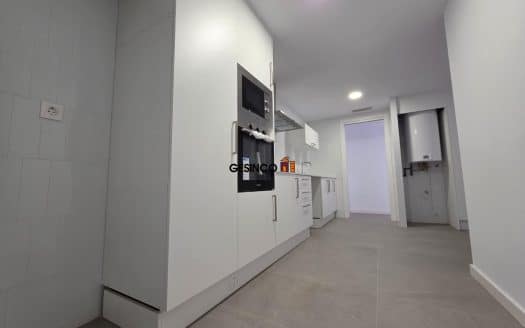 EXCELENTE PISO SIN AMUEBLAR CON TERRAZA EN ALQUILER