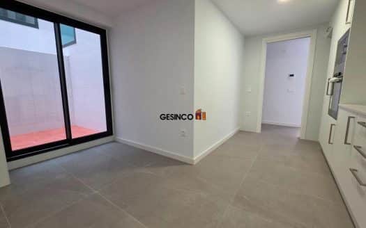 EXCELENTE PISO SIN AMUEBLAR CON TERRAZA EN ALQUILER