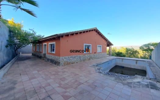 CHALET EN URBANIZACIÓN CON VISTAS