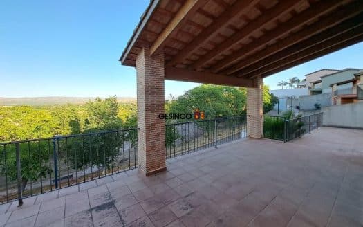 CHALET EN URBANIZACIÓN CON VISTAS