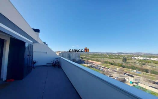 ATICO CON EXCELENTE TERRAZA Y PLAZA DE GARAJE CON TRASTERO ¡¡COMO NUEVO!!