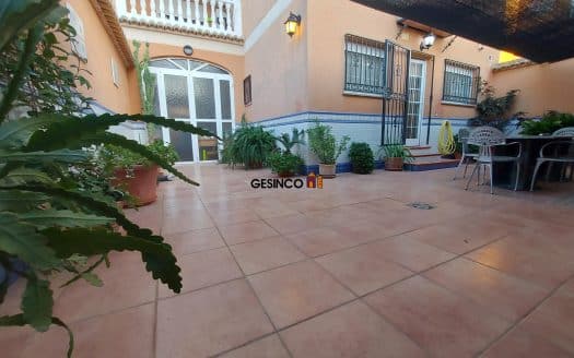 ENCANTADORA CASA UNIFAMILIAR