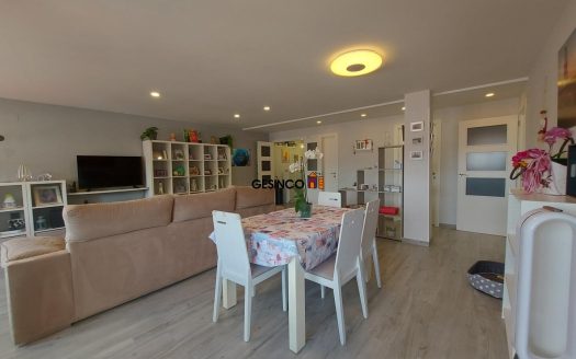 PISO REFORMADO CON BALCÓN Y MUY BIEN SITUADO