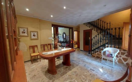 CASA BIEN SITUADA CON PATIO Y TERRAZA