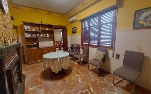 CASA BIEN SITUADA CON PATIO Y TERRAZA