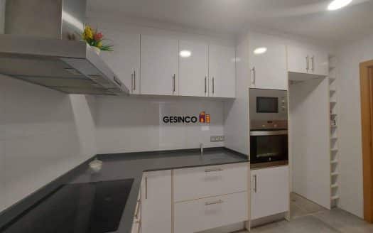 CASA BIEN SITUADA CON PATIO Y TERRAZA