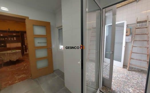 CASA BIEN SITUADA CON PATIO Y TERRAZA