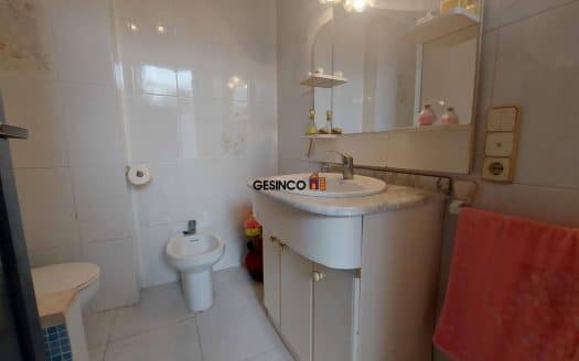 CASA BIEN SITUADA CON PATIO Y TERRAZA
