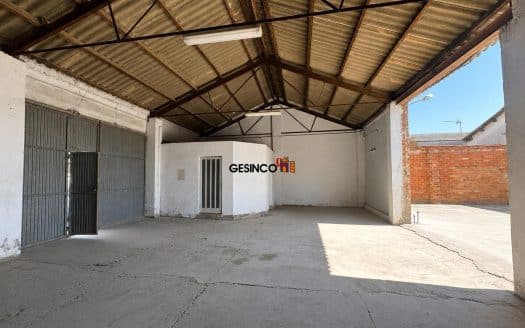 NAVE DIÁFANA CON PATIO EN LA LLOSA DE RANES