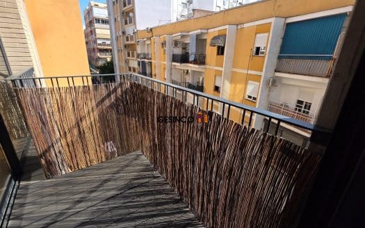 PISO EN TERCERA PLANTA SIN AMUEBLAR MUY CÉNTRICO