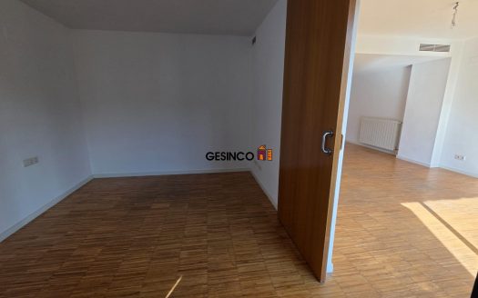PISO EN TERCERA PLANTA SIN AMUEBLAR MUY CÉNTRICO
