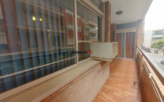 PISO EN PRIMERA PLANTA CON PATIO Y BALCÓN. CÉNTRICO!!