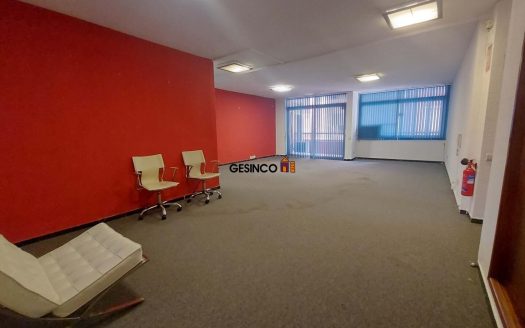 PISO EN PRIMERA PLANTA CON PATIO Y BALCÓN. CÉNTRICO!!