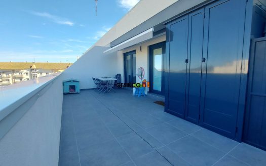 ATICO CON EXCELENTE TERRAZA Y PLAZA DE GARAJE CON TRASTERO ¡¡COMO NUEVO!!
