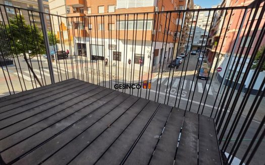 PISO SIN AMUEBLAR CON EXCELENTE TERRAZA EN ALQUILER