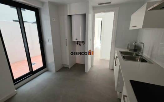 PISO SIN AMUEBLAR CON EXCELENTE TERRAZA EN ALQUILER