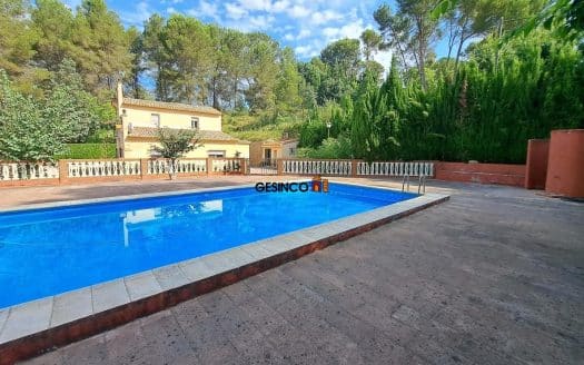 CHALET SOBRE PARCELA URBANA CON PISCINA