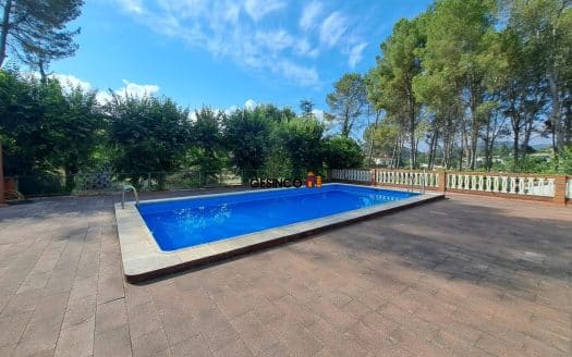 CHALET SOBRE PARCELA URBANA CON PISCINA